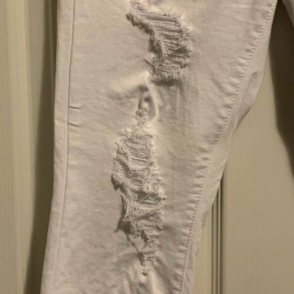 🎉Host Pick🎉 Judy Blue - White Distressed Skinny Fit Jeans - Picture 4 of 10